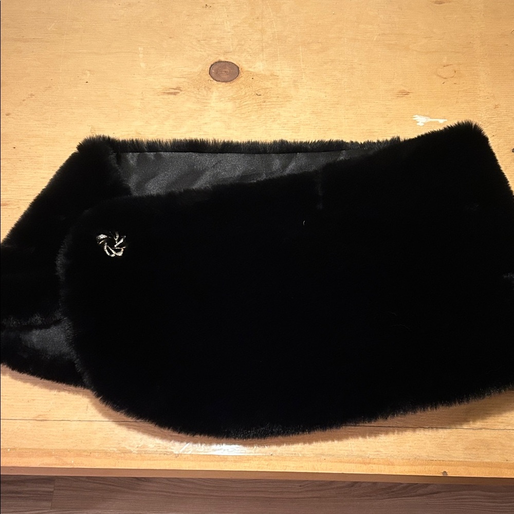 Elegant Black Fur Women's Scarf